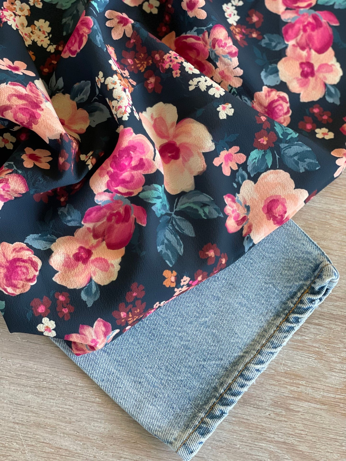 Tissu crêpe - Imprimé Helen - Marine & Fuchsia