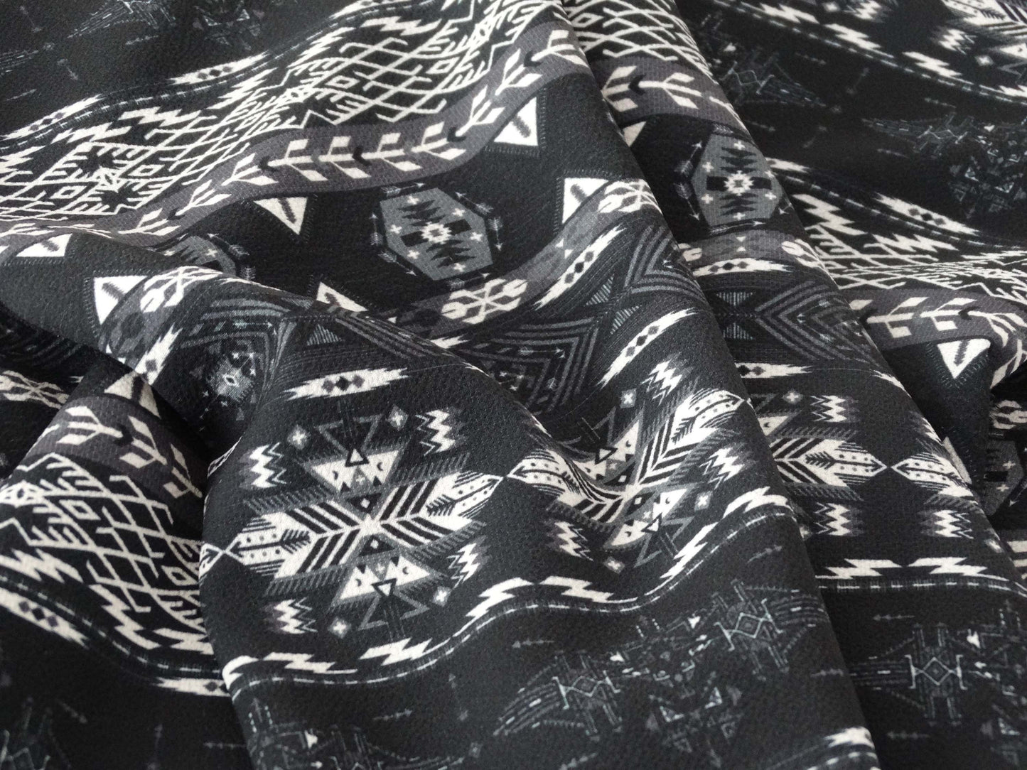 Tissu Crêpe - Ethnique Noir Gris