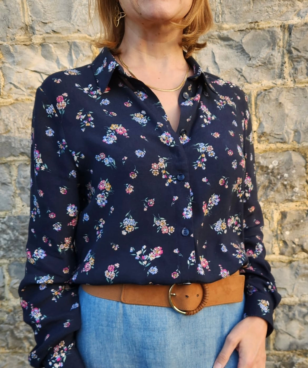 Chemise en crêpe marocain imprimé Ivy portée avec une jupe en jean