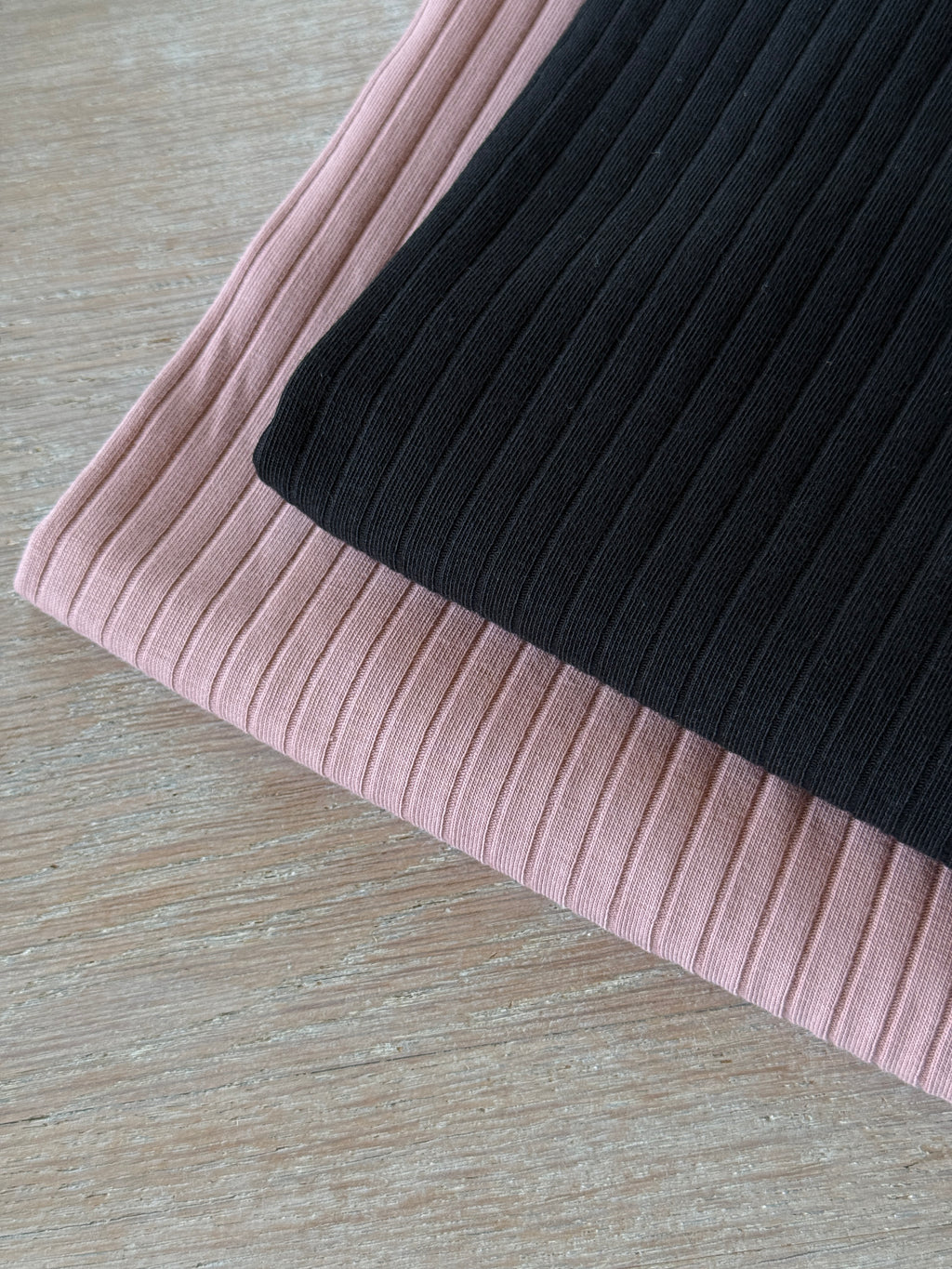 Jersey à côtes Colette coloris noir et vieux rose superposés