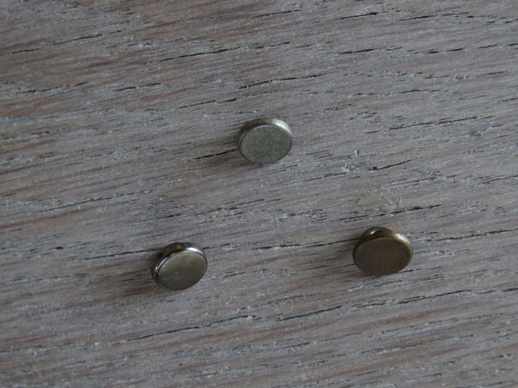 Bouton à coudre - Mignon à pied - Argent vieilli, Canon de fusil, Doré vieilli et Bronze
