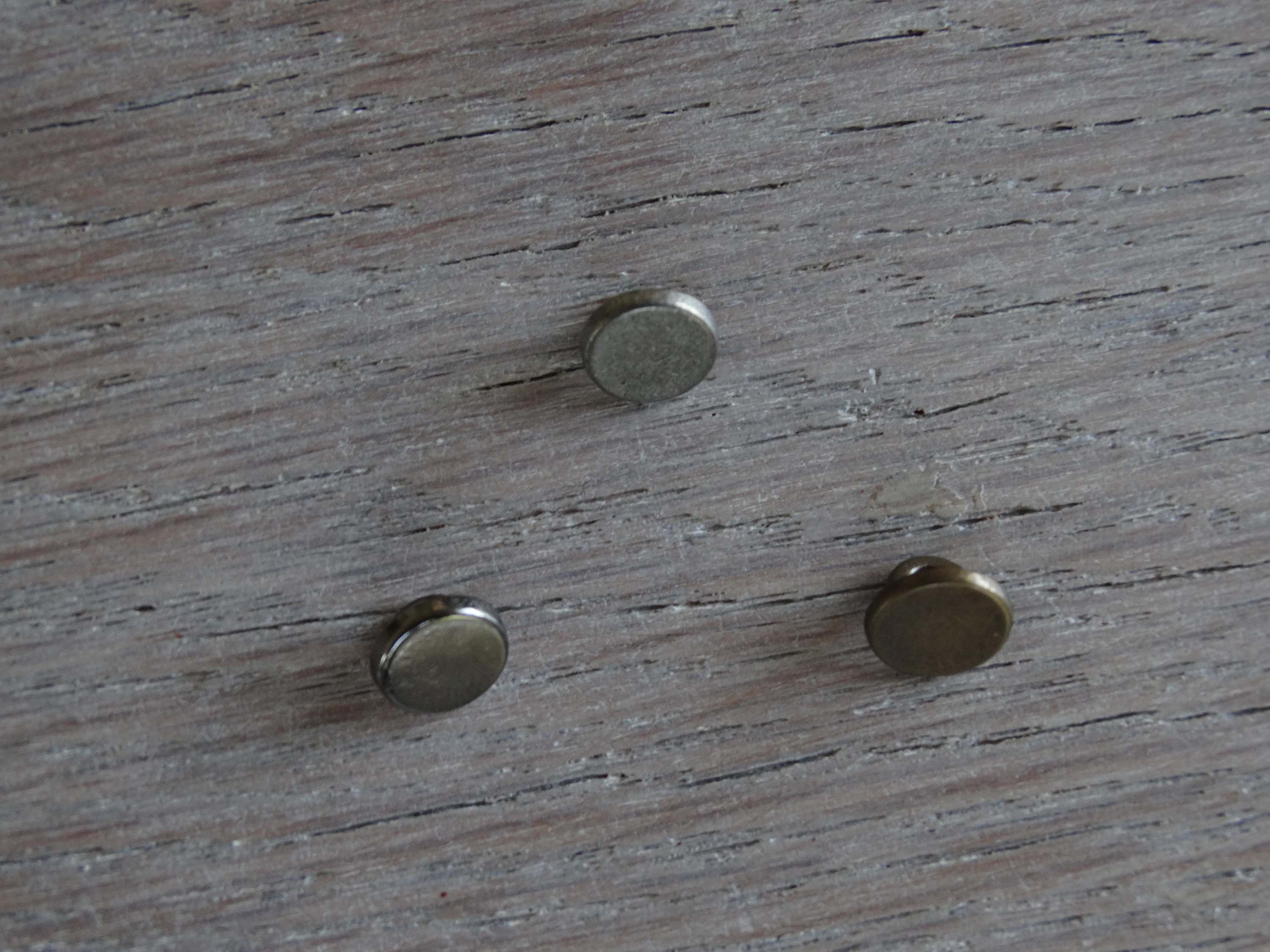 Bouton à coudre - Mignon à pied - Argent vieilli, Canon de fusil, Doré vieilli et Bronze