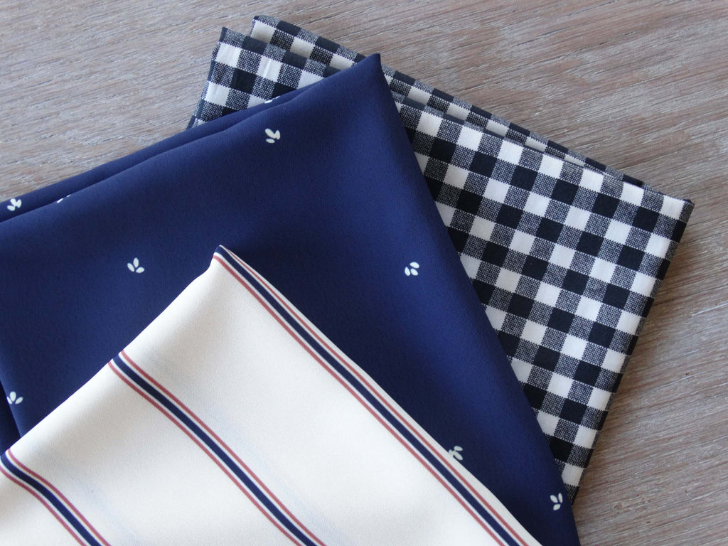 Crêpe marocain - Collab' Petites Choses x Atelier 27 - Imprimé Pétales Marine (Coupons)