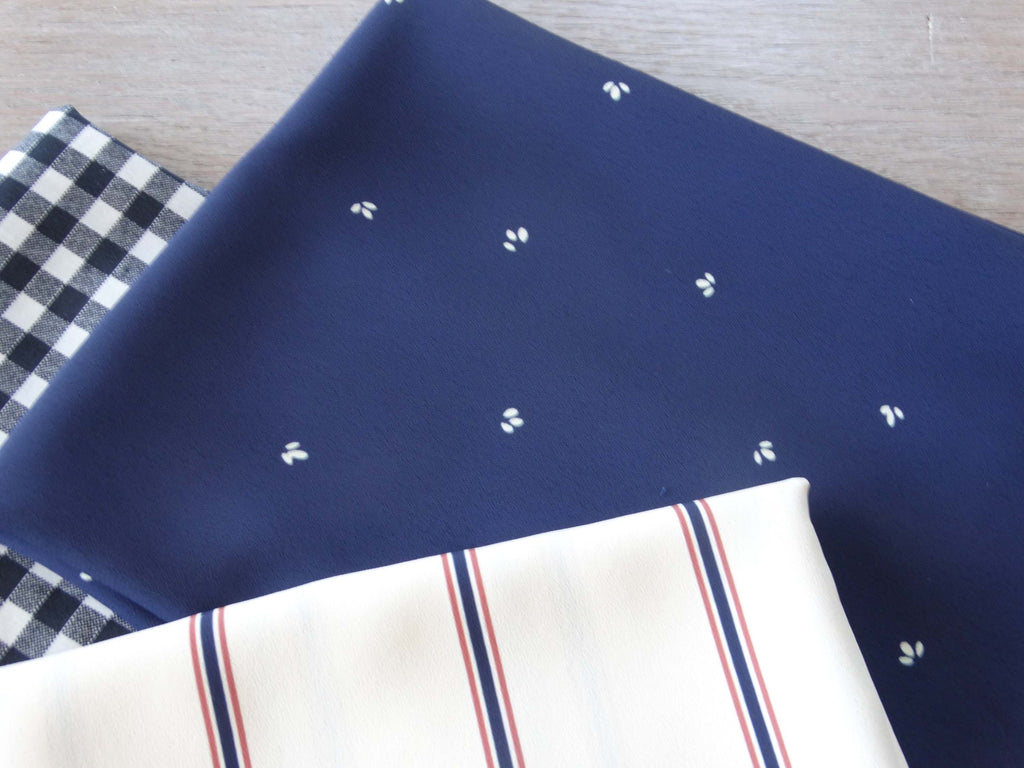 Crêpe marocain - Collab' Petites Choses x Atelier 27 - Imprimé Pétales Marine (Coupons)
