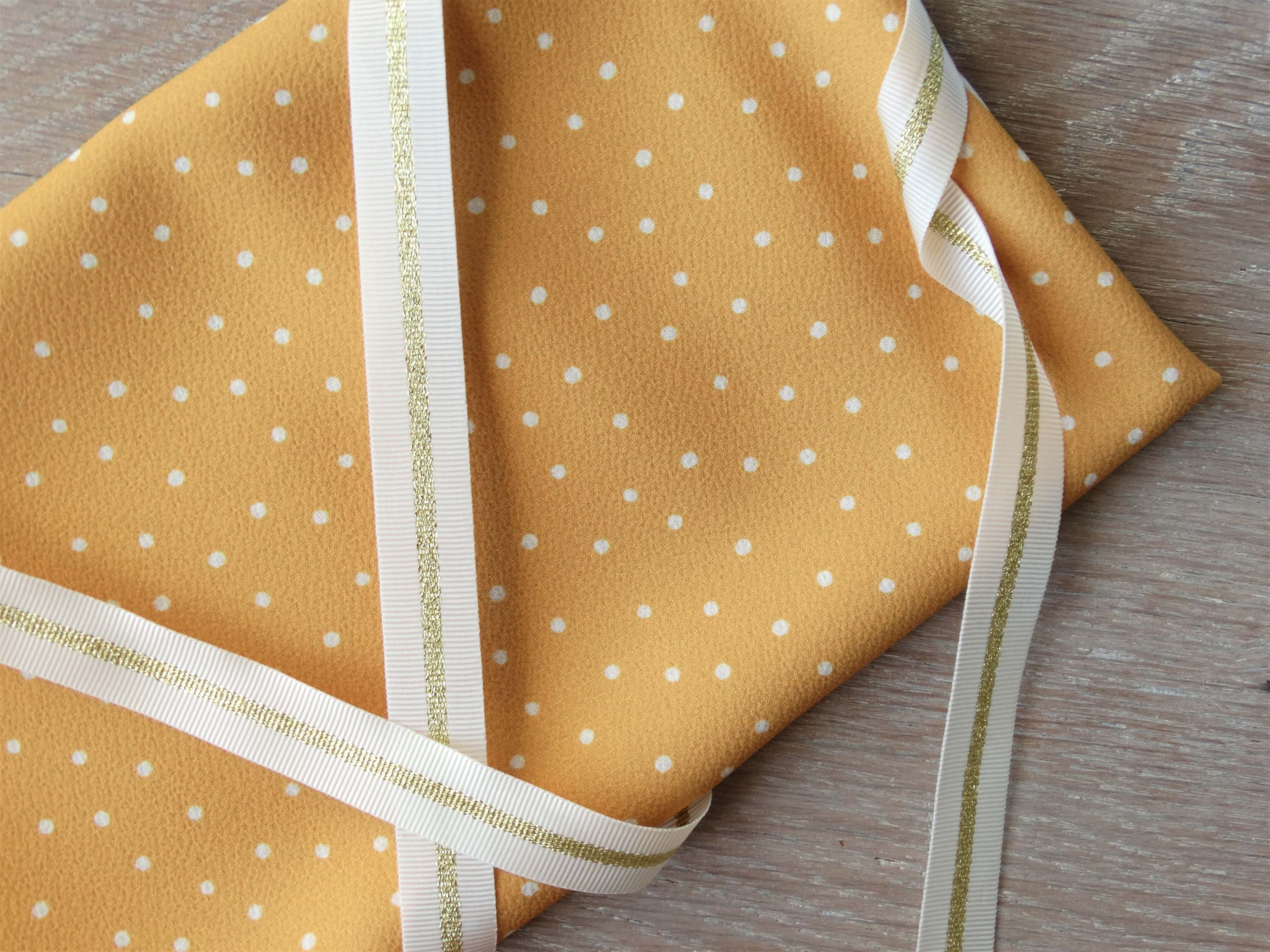 Tissu crêpe - Imprimé Mini Pois - jaune Miel (Coupons)