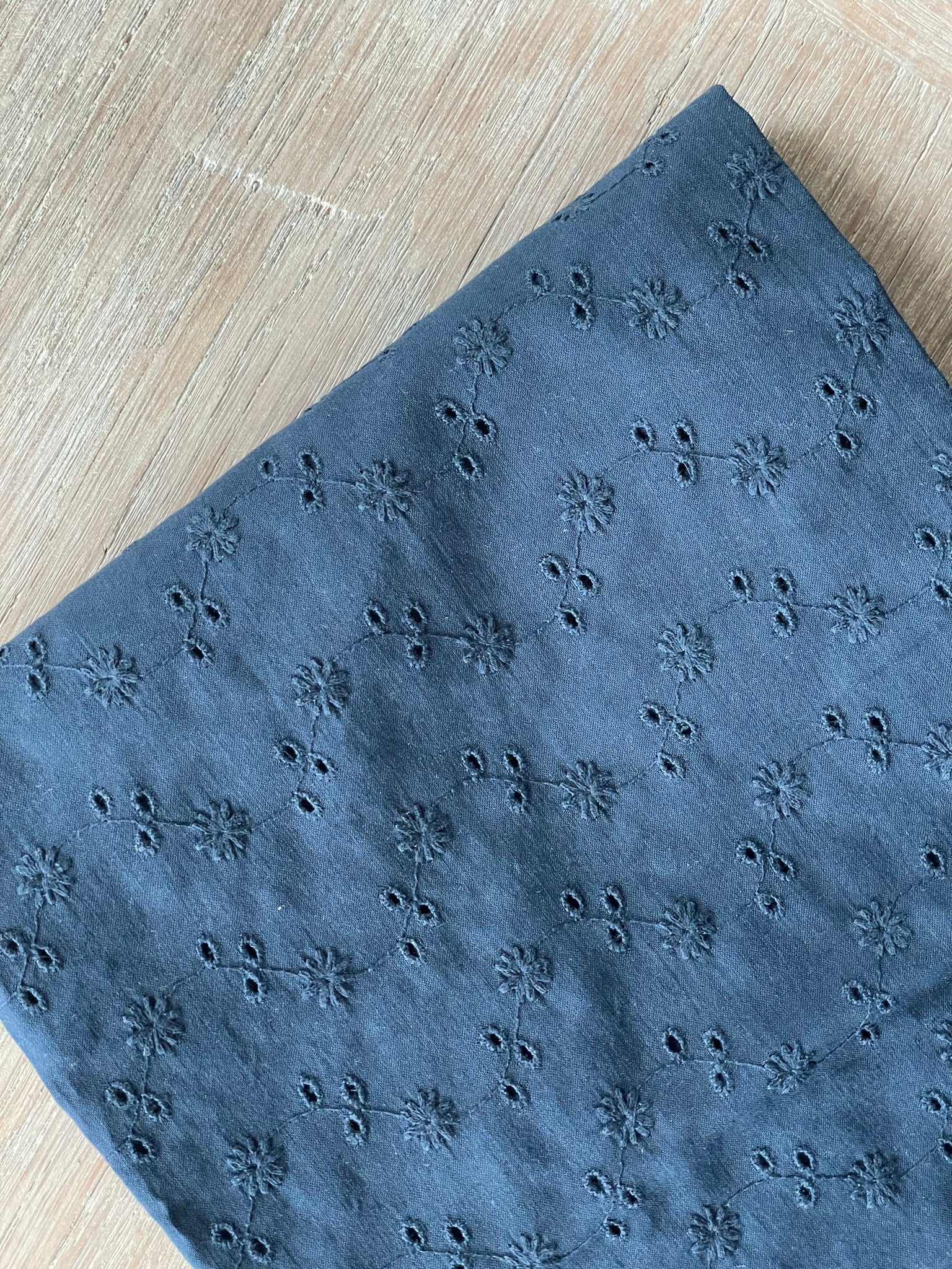 English embroidery - Openwork - Navy (Coupon)